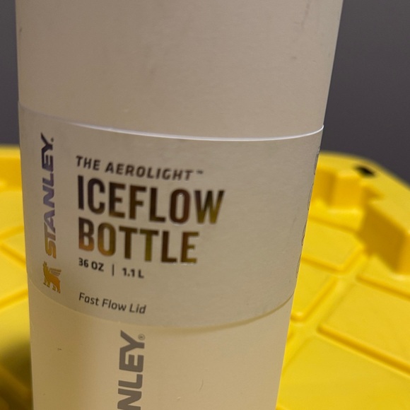 Stanley IceFlow Bottle in Cream - Picture 2 of 6